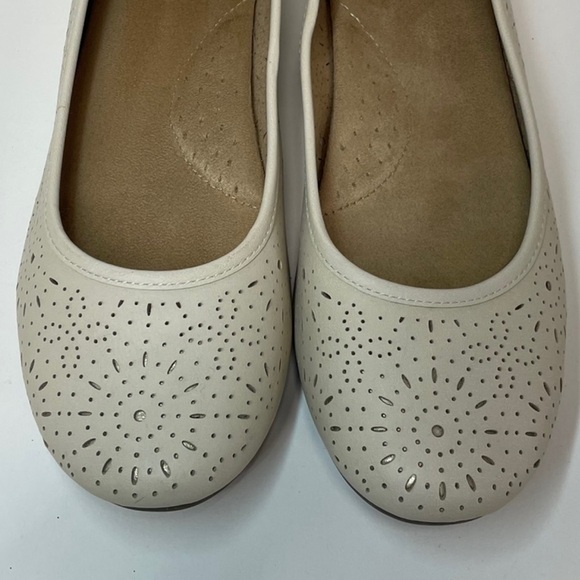 Women's Cream Ballet Flats Size 11 - Picture 2 of 11
